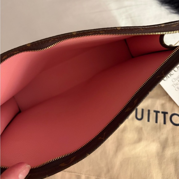 Louis Vuitton Toliet Pouch - Picture 4 of 7